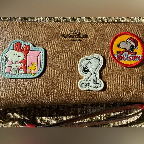 Coach x Peanuts Snoopy Patches Zip Around Accordion Wallet Wristlet - Picture 9 of 16